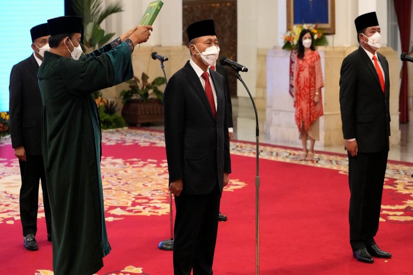 Indonesian President Jokowi Reshuffles His Government Appoints A New