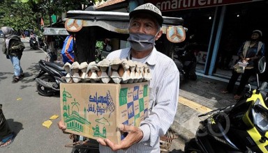 An Old man carrying a groceries or sembako