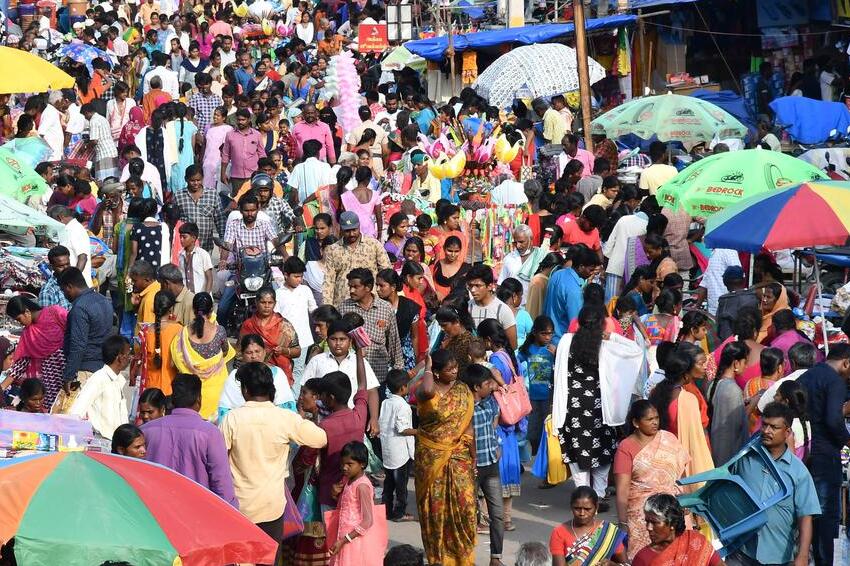 Crowds at Malaysian immigration at the start of the long Deepavali weekend