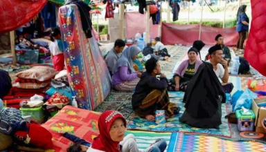 indonesian quake survivors struggle to get aid, rescue continues