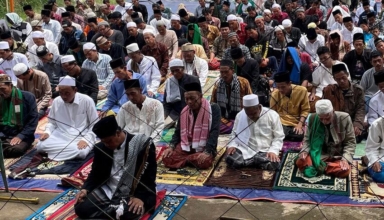 indonesians pray outside after catastrophic quake ruins town