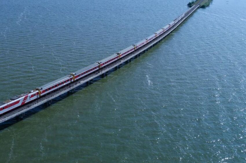Ride Bangkok's weekend floating trains to Thailand's dam