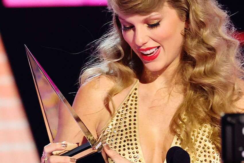 taylor swift dominates the 2022 amas