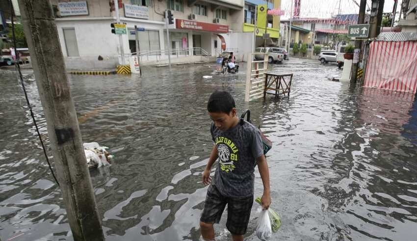 thousands of people spend christmas in evacuation centers on mindanao