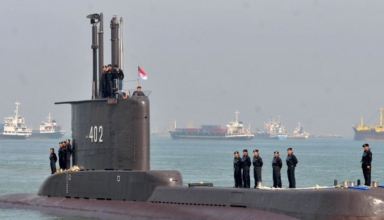 indonesian navy submarine with 53 crew members goes missing