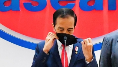 asean leaders' summit in jakarta aindonesian president joko widodo arranges his mask during a news conference after attending the asean leaders' summit in jakarta