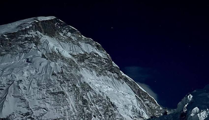 mount everest alert singaporean climber missing after summit success