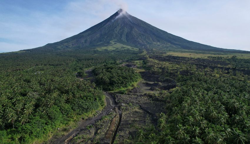 mayon volcano logged 184 volcanic earthquakes in past 24 hours