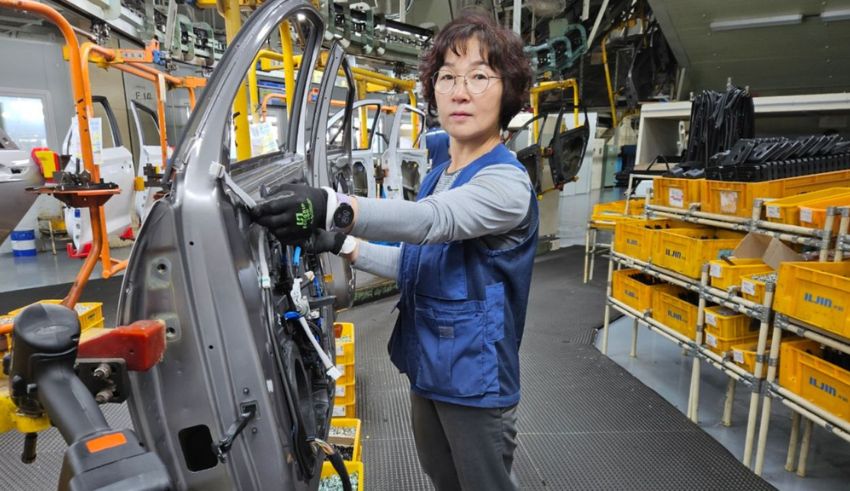 hyundai hires female factory workers in south korea for the first time