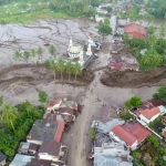 indonesia floods and volcano many dead, search continues