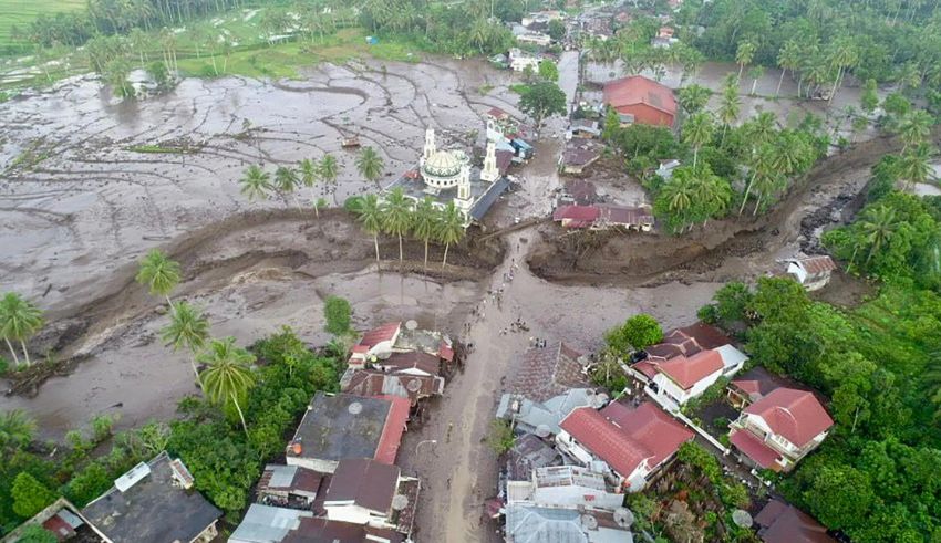 indonesia floods and volcano many dead, search continues