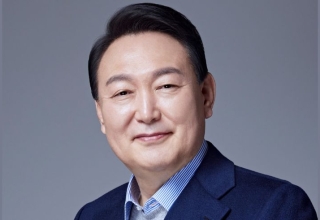 president yoon suk yeol faces plummeting approval amidst growing public discontent