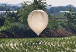 south korea accuses north korea of balloons containing trash