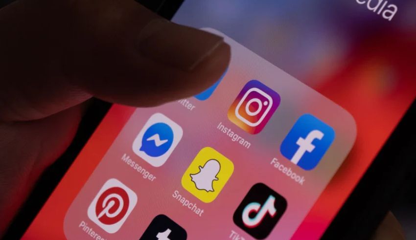 australian law banning social media for under 16s sparks controversy