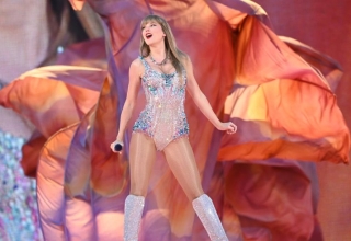 taylor swift thrills fans with joe jonas inspired mashup during eras tour in toronto