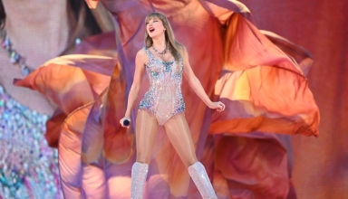 taylor swift thrills fans with joe jonas inspired mashup during eras tour in toronto