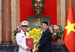 comrade le quoc hung has been promoted from lieutenant general to senior lieutenant general